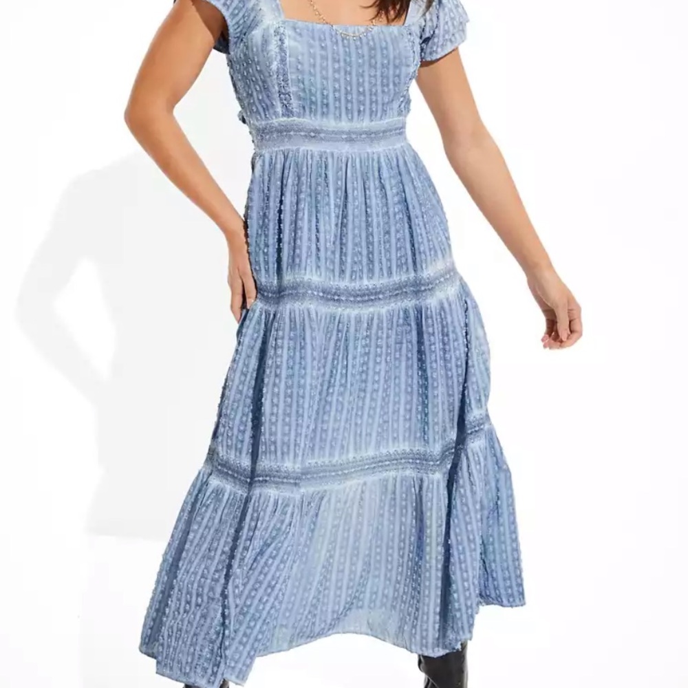 Lace tiered midi dress